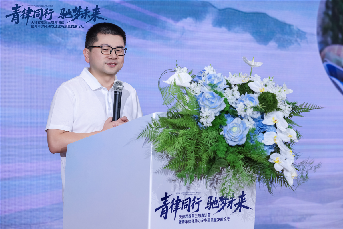 张鹏飞.jpg